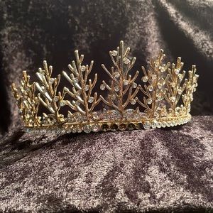 Stunning Woodland Tiara. Gold. 5 stones missing. High quality.